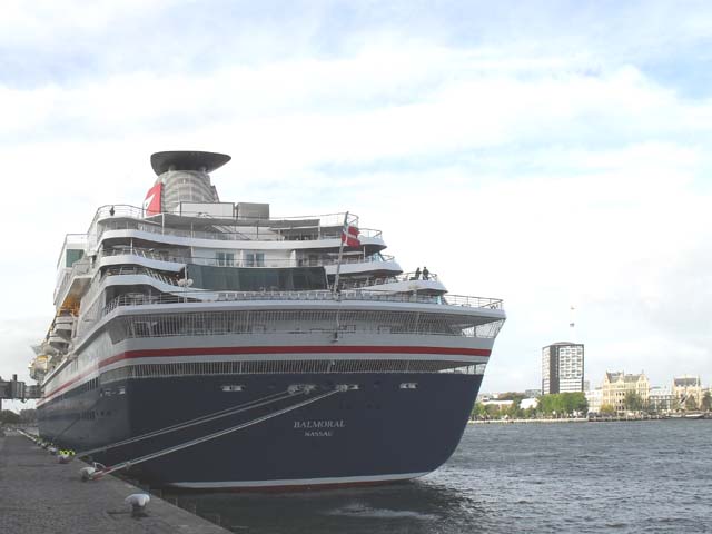 Cruiseschip ms Balmoral van Fred Olsen aan de Cruise Terminal Rotterdam